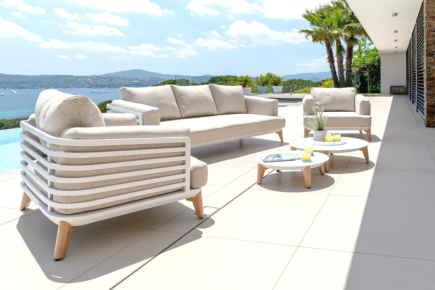 Canapé de jardin VS salon complet : que choisir?