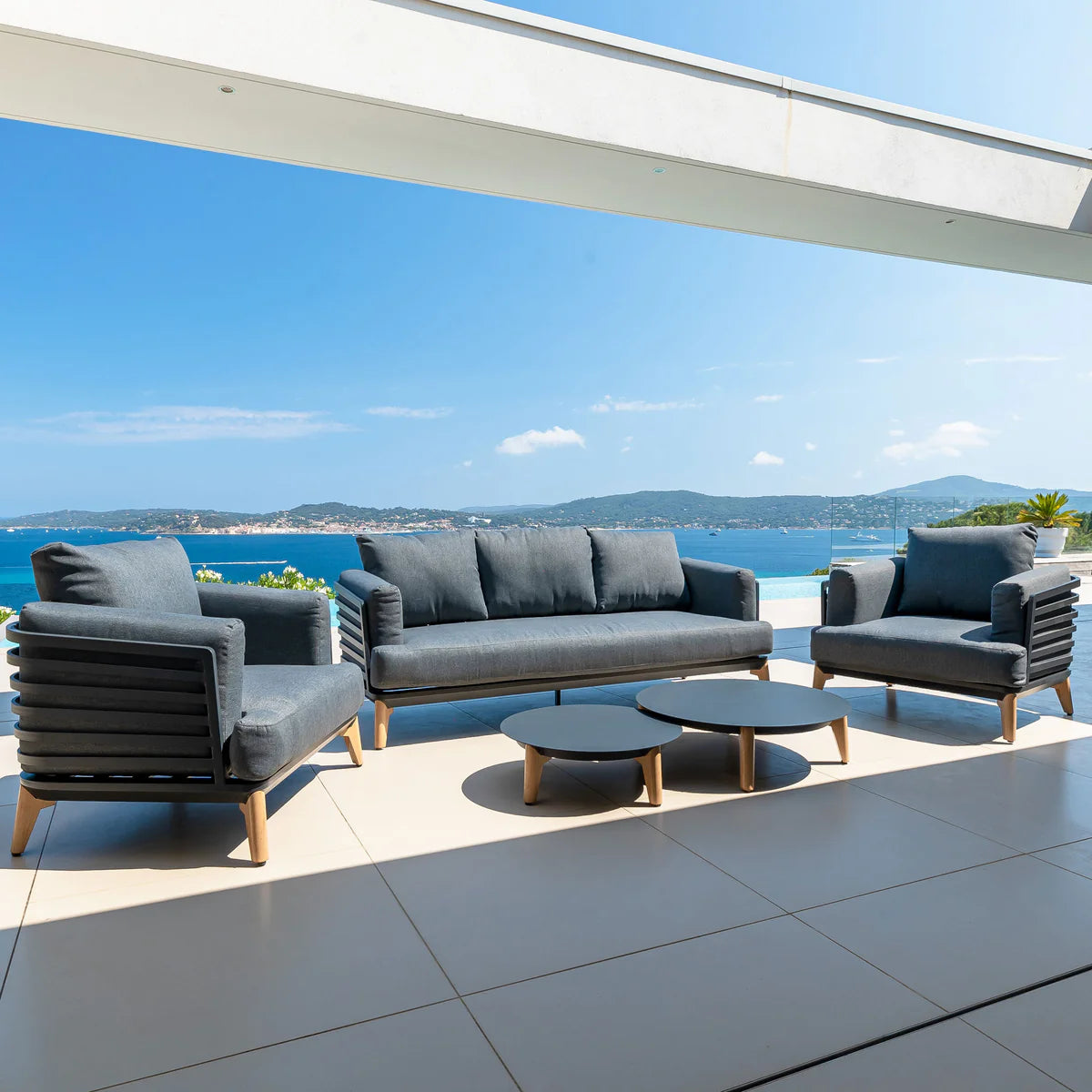 salon de jardin 5 places Monte Carlo haut de gamme en aluminium, très confortable et de très bonne qualité. Structure en anthracite et coussin en anthracite