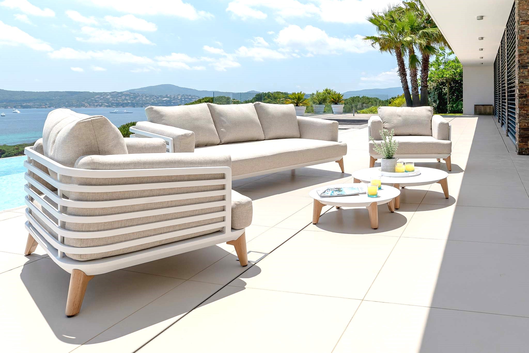 Canapé de jardin VS salon complet : que choisir?