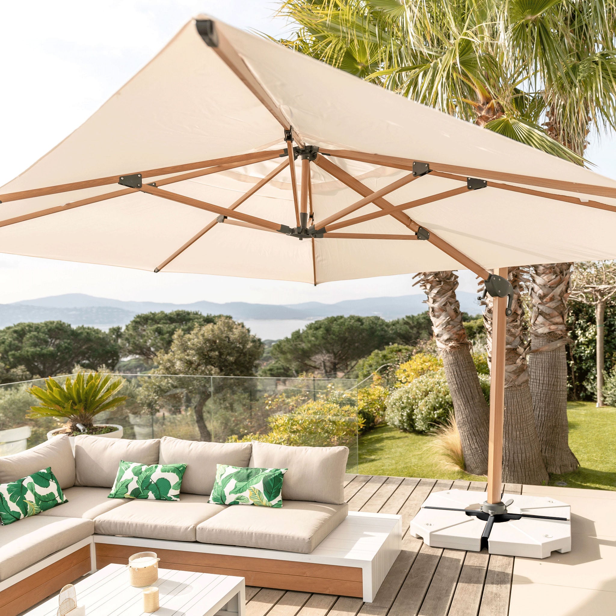 Ombragez vos salons et tables de jardin avec nos Parasols déportés